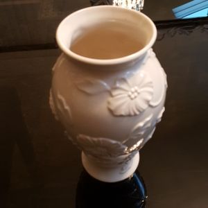 Lenox porcelain 10" vory Vase gold trim